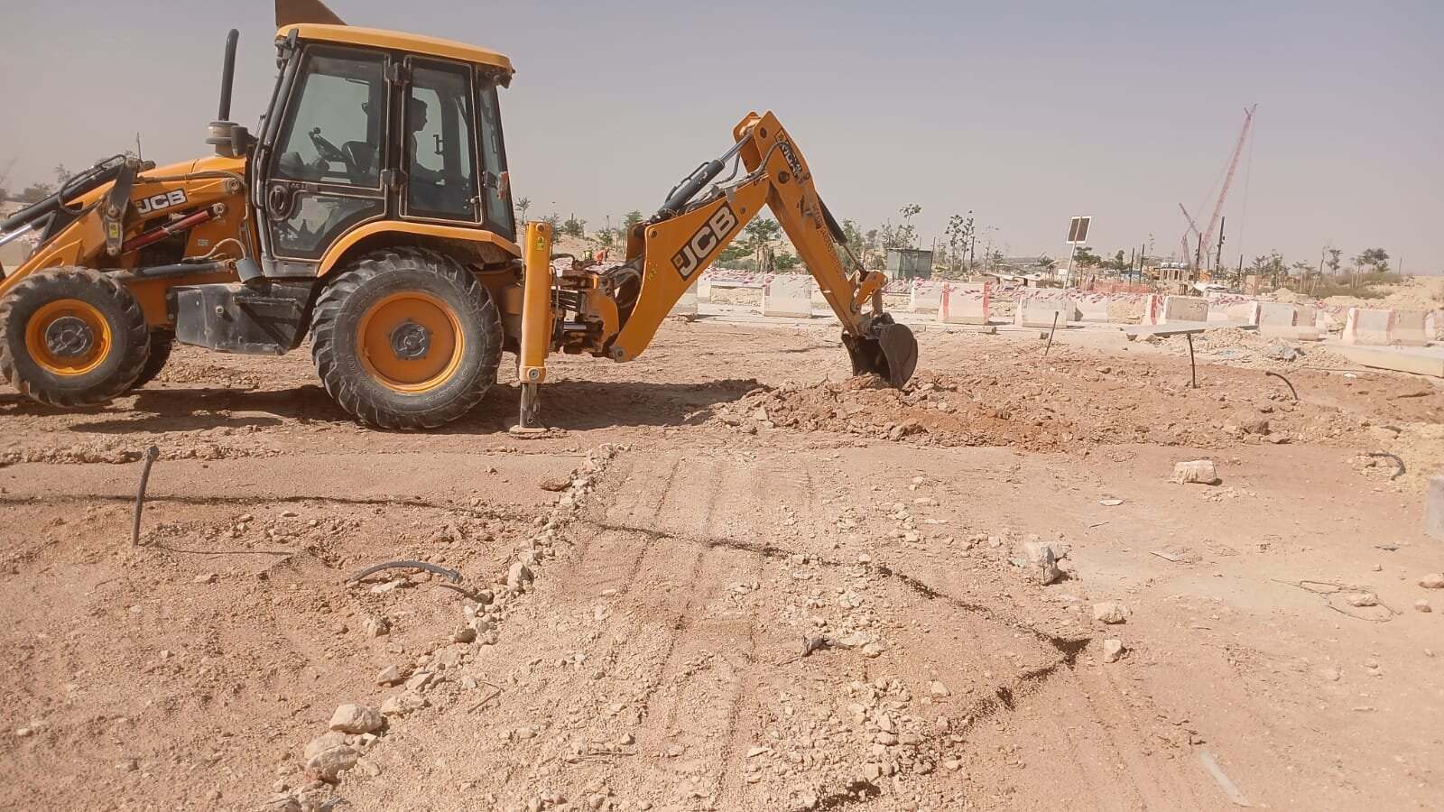 معدات فريق جرين جروث في موقع العمل